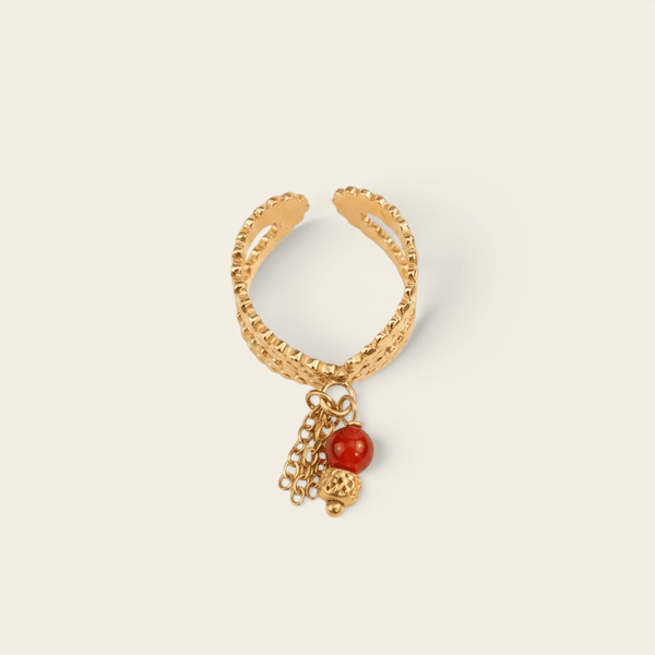 Bague ajustable Verika Bijoux Jaya dorée à agate rouge et breloque ciselée