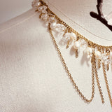 Détail du collier Astrée, éclats de cristal de roche et perles de culture