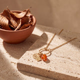 Collier Viorne en agate rouge porté - Verika Bijoux
